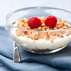 Yogurt with crunchy muesli and raspberries