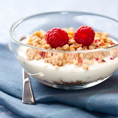Papier Peint photo Produits laitiers Yogurt with crunchy muesli and raspberries