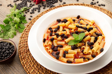 minestra di pasta e fagioli neri