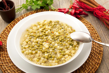 minestra di pasta e piselli