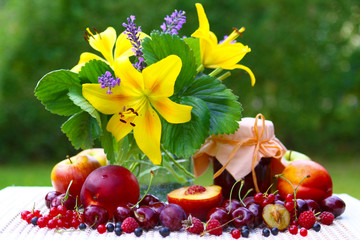 Früchte,Blumenstrauß © Swetlana Wall