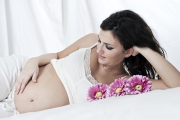 Obraz na płótnie Canvas young pregnant woman with flowers