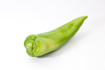 Pimiento verde en fondo blanco
