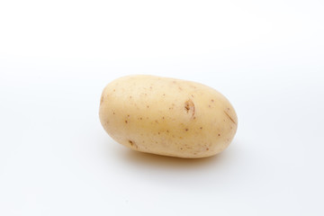 patata sobre fondo blanco