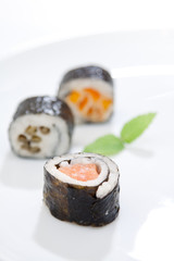 Sushi sobre fondo blanco