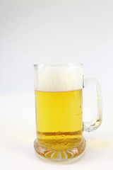 卓上に置いたビールジョッキ