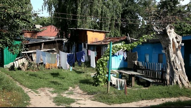 Во дворе старого дома.