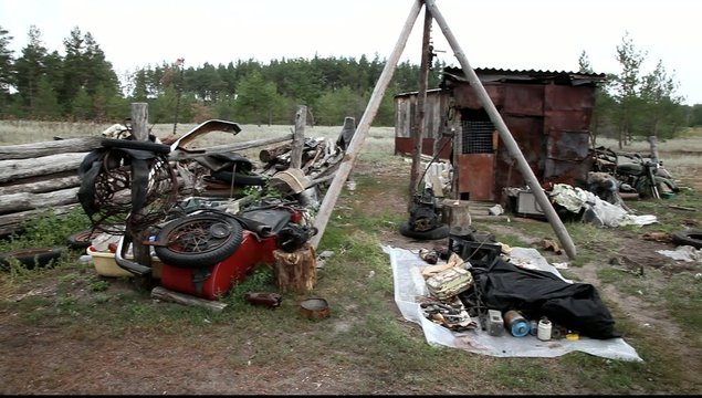 Автохлам во дворе деревенского дома.