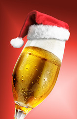 Bierglas rot mit Weihnachtsmütze