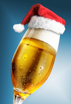 Bierglas blau mit Weihnachtsmütze