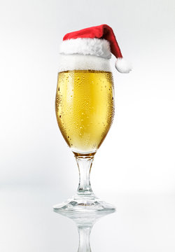 Bierglas mit Weihnachtsmütze