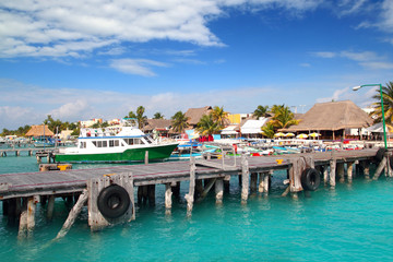 Fototapeta na wymiar Isla Mujeres, wyspa dok molo portu kolorowy Meksyk