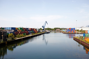 Hafenlandschaft mit Kran und Containern 2