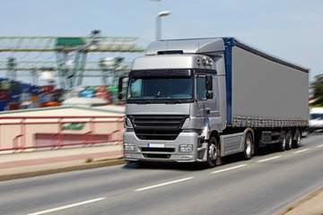 LKW in Fahrt mit Bewegungsunschärfe