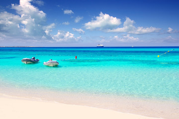 Fototapeta na wymiar Illetas Formentera turkusowy wyspa Illetes beachn