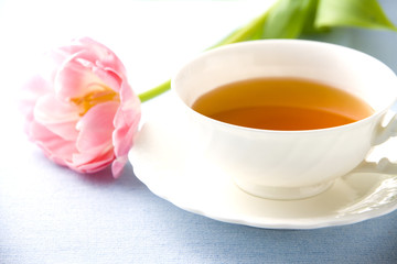 Fototapeta na wymiar Tulipany i herbata