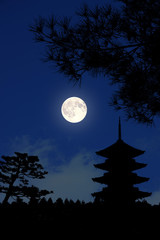 満月と五重塔