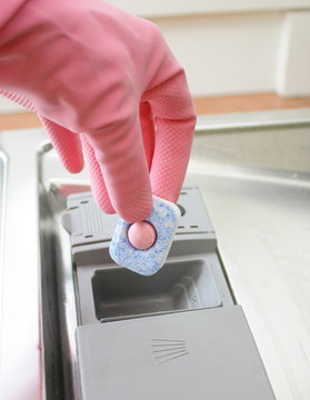 mettre une pastille pour lave-vaisselle