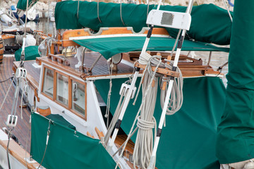 An Deck einer nostalgischen Segelyacht