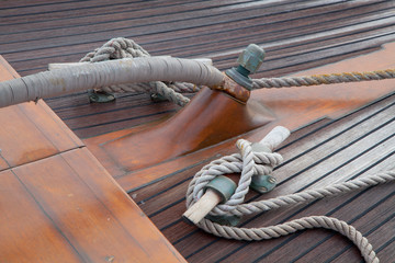 An Deck eines alten Bootes