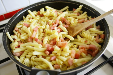 cuisson de pâtes aux lardons