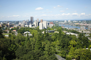 Obraz premium Portland w stanie Oregon w ładny słoneczny dzień.