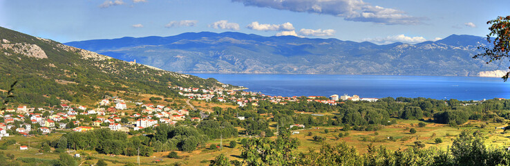 Fototapeta na wymiar Panoramiczny widok na Baska - chorwacki piękne nadmorskie miasto