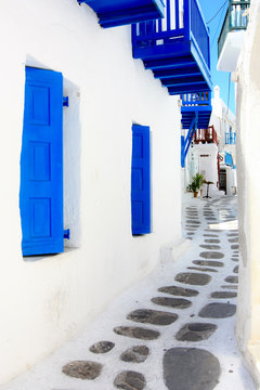 Fototapeta biała umyta wąska ulica na wyspie Mykonos