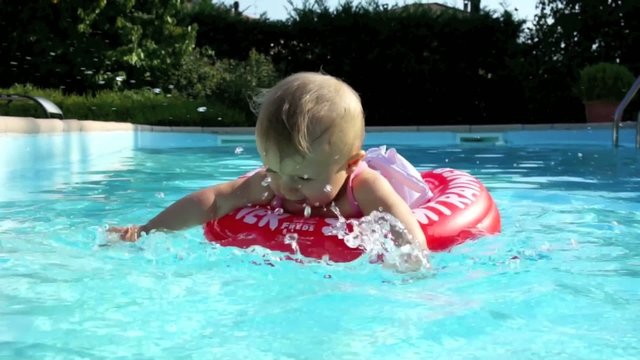 bambina gioca in piscina nuotare