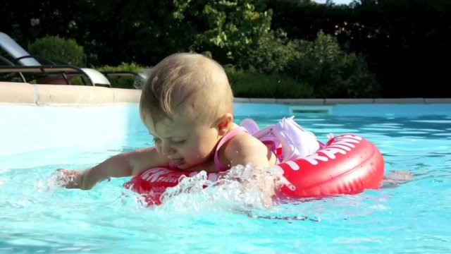 bambina gioca in piscina nuotare