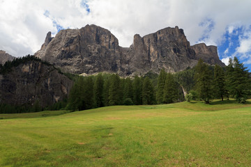 Fototapeta na wymiar Sella grupa z Colfosco - dolina Badia, Włochy