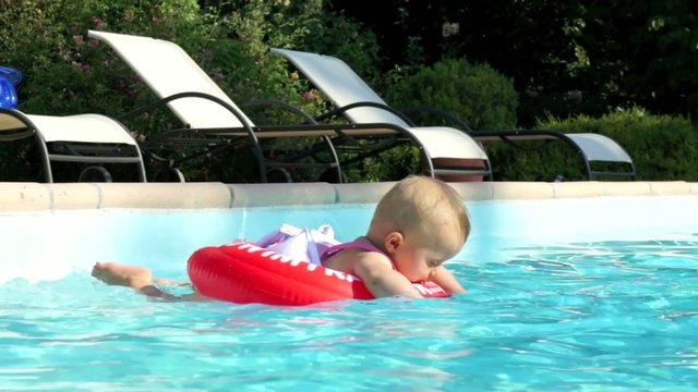 bambina gioca in piscina nuotare