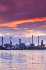 Fototapeta na wymiar Rafineria ropy naftowej na zmierzchu, Tajlandii piękne