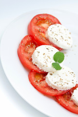Ensalada de tomate y queso mozarella en fondo blanco