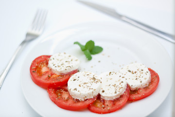 Ensalada de tomate y queso mozarella
