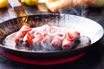 Cevapcici in der Pfanne