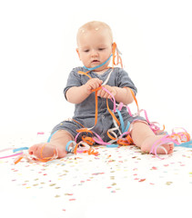 Baby mit Luftschlangen