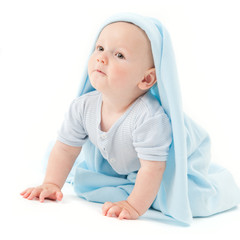 Baby mit blauer Decke