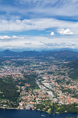 Fototapeta na wymiar Jezioro Como, Włochy, z miasta Cernobbio i panoramicznym widokiem