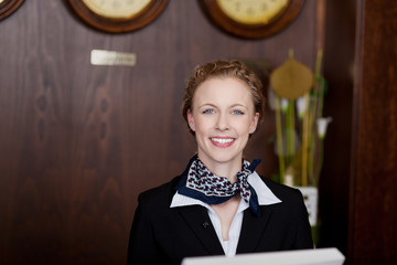 freundliche empfangsdame im hotel