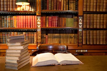 Photo sur Plexiglas Bibliothèque Ancienne bibliothèque classique avec des livres sur table