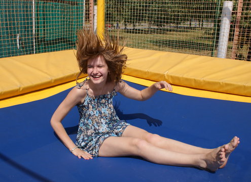 Юная девушка на прогулке в городском парке