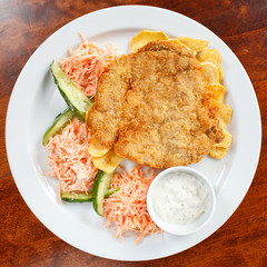 Schnitzel with fresh vegetables