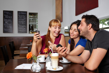 Gruppe mit Handys im Restaurant