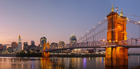 Fototapeta na wymiar Cincinnati skyline panorama.