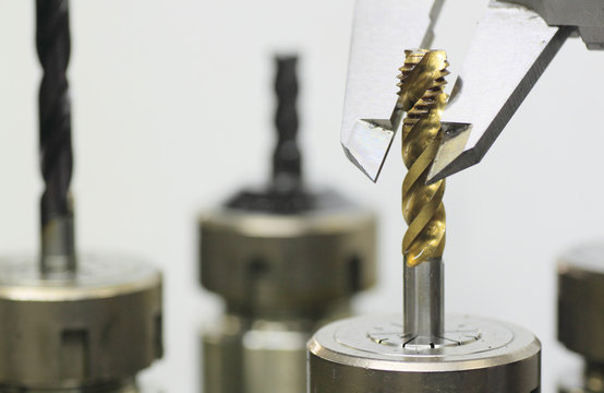 タップをノギスで測る