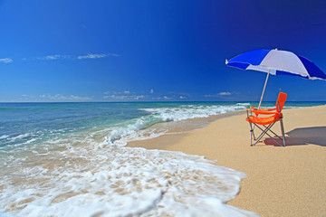 紺碧の空と打ち寄せる波