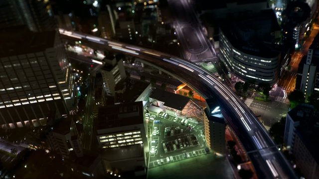 ビルの合間を縫う高速道路