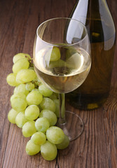 vin blanc et raisins