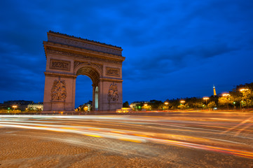 Fototapeta na wymiar Arc de Triomphe w nocy, Paryż, Francja
